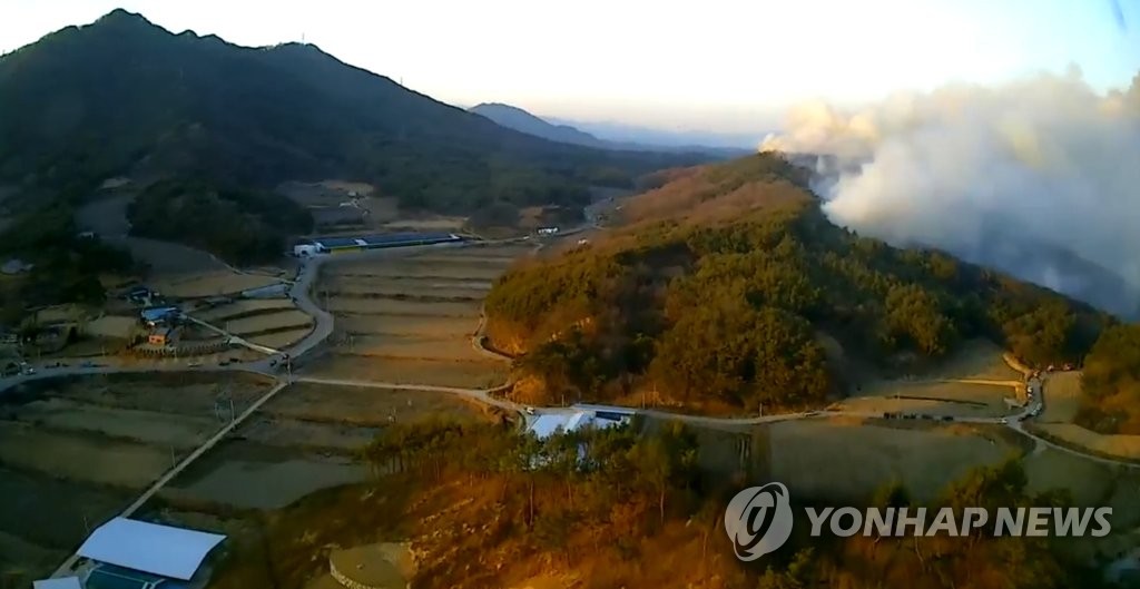 This photo provided by the Korea Forest Service shows a fire on a mountain in Yecheon, North Gyeongsang Province, on Feb. 21, 2021. (PHOTO NOT FOR SALE) (Yonhap)
