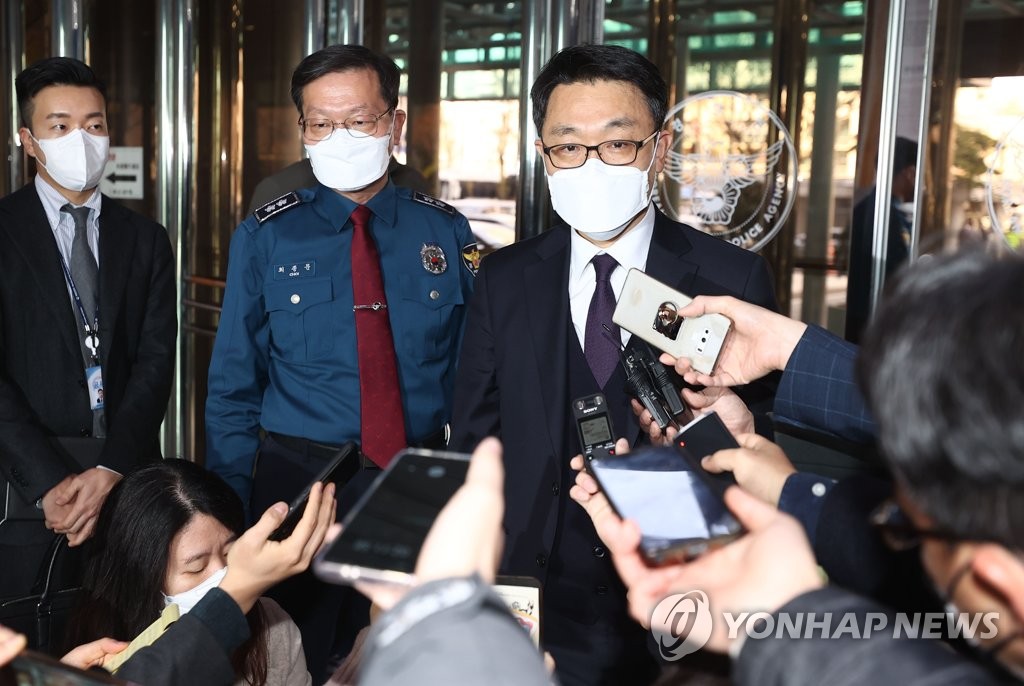 취재진 질문에 답하는 김진욱 공수처장