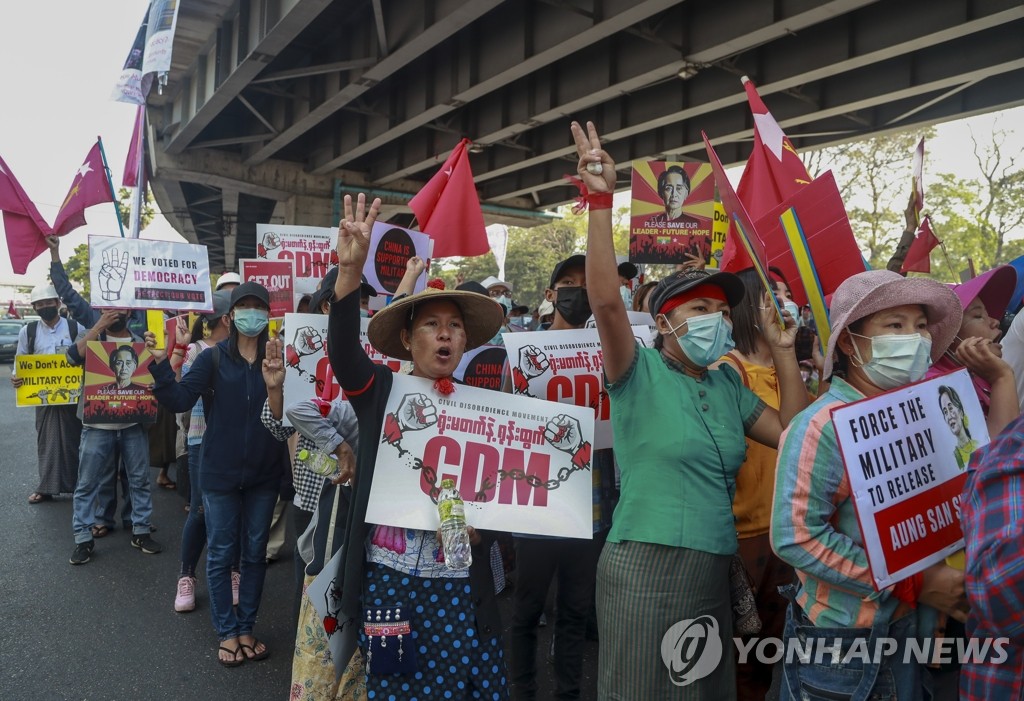 '세 손가락 경례'로 쿠데타에 저항하는 미얀마 시위대