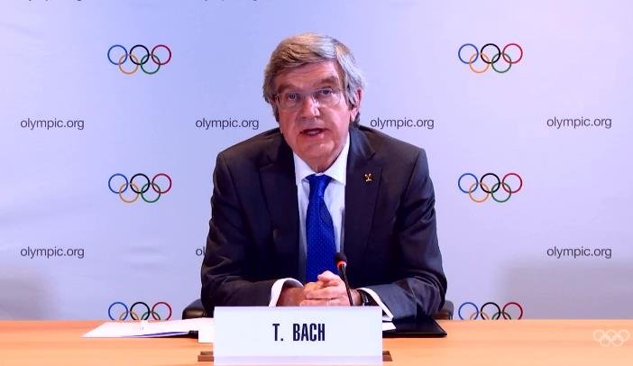 화상 기자회견 하는 IOC 위원장
