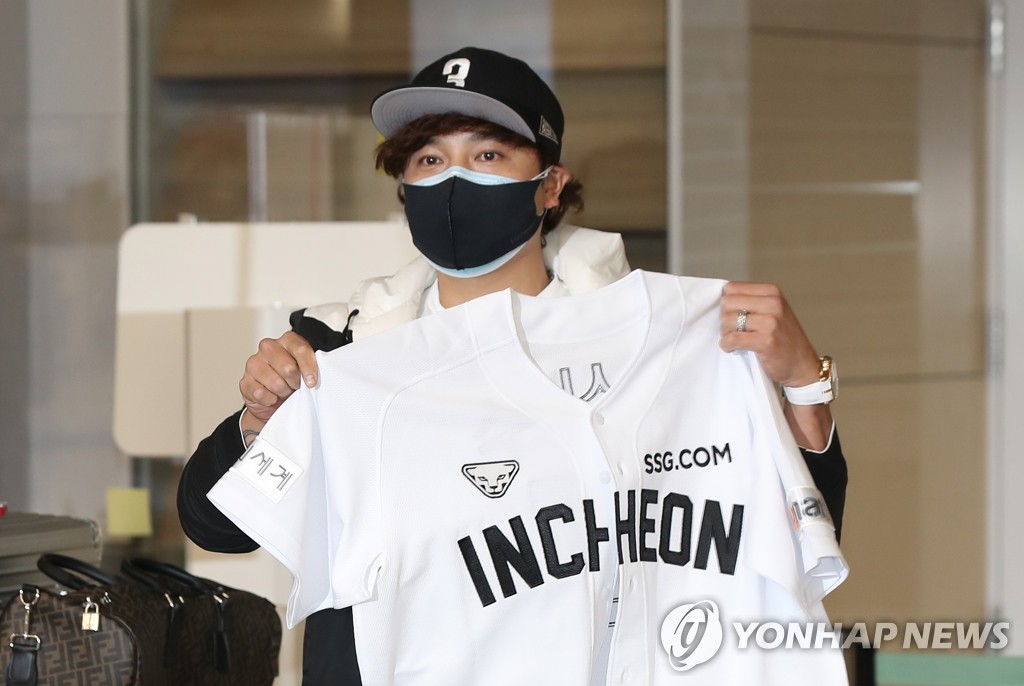 Choo Shin-soo of the Korea Baseball Organization club owned by Shinsegae Group holds up his new club's temporary jersey after arriving at Incheon International Airport in Incheon, just west of Seoul, on Feb. 25, 2021. (Yonhap)