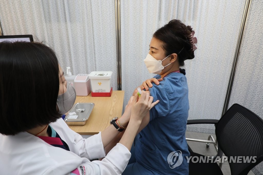화이자 백신 접종 받는 의료진