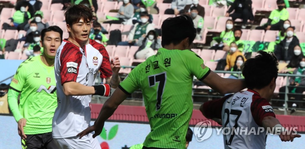 FC Seoul midfielder Ki Sung-yueng (2nd from L) is in action against Jeonbuk Hyundai Motors in a K League 1 match at Jeonju World Cup Stadium in Jeonju, 240 kilometers south of Seoul, on Feb. 27, 2021. (Yonhap)
