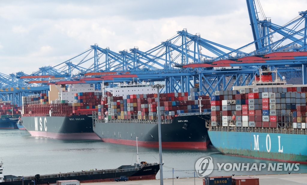This file photo, taken March 2, 2021, shows ships carrying containers docked at a port in South Korea's southeastern city of Busan. (Yonhap)