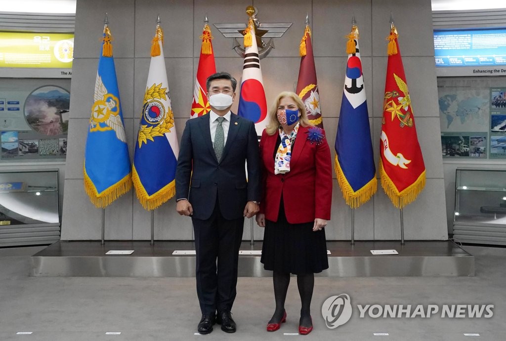 Avec l'ambassadrice de l'UE Avec l'ambassadrice de l'UE