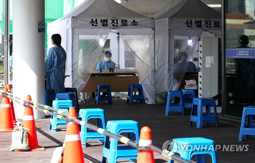 Medical staff wait for visitors at an outdoor COVID-19 testing station in Gwangju, about 300 kilometers south of Seoul, on March 5, 2021. (Yonhap)