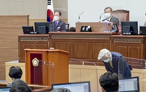 고개 숙인 노창섭 창원시의원