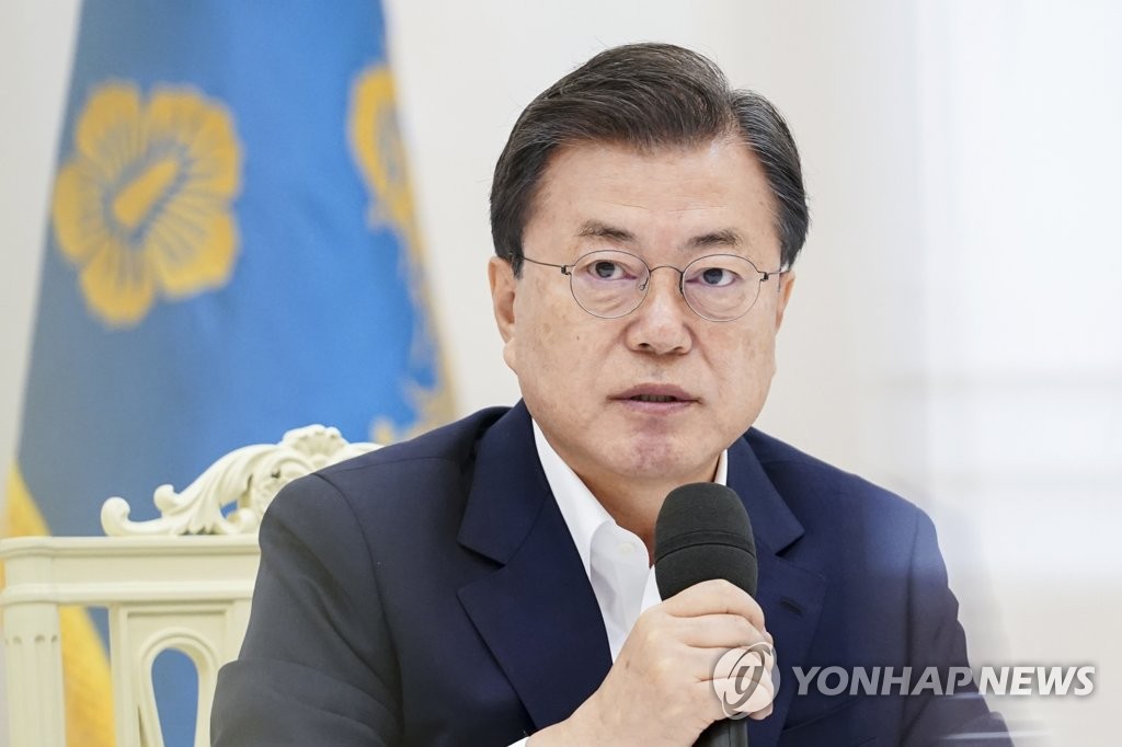 President Moon Jae-in speaks to leaders of the ruling Democratic Party at Cheong Wa Dae in Seoul on March 10, 2021. (Yonhap)