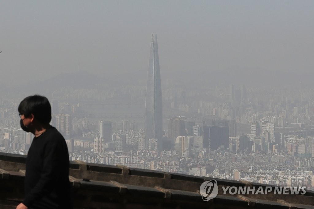 황사·미세먼지에 탁한 하늘