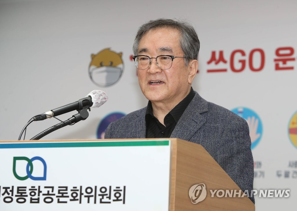 브리핑하는 김태일 공론화위 공동위원장