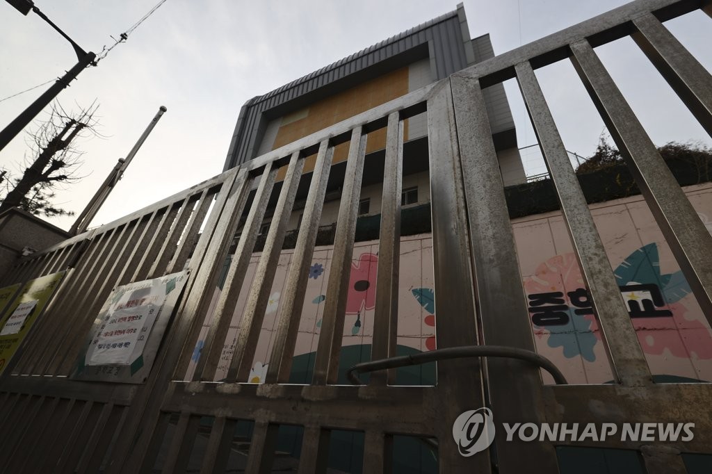 코로나 확진자 발생으로 문이 닫힌 서울의 한 학교 [연합뉴스 자료사진. 재판매 및 DB 금지]