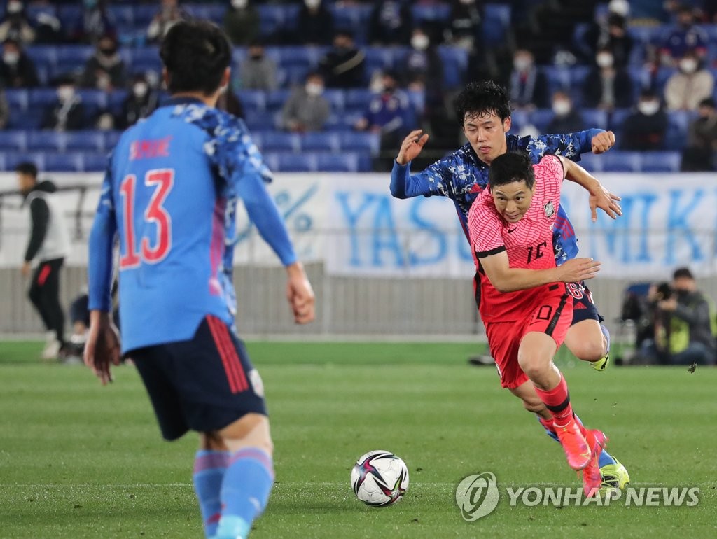 Nam Tae-hee of South Korea (R) dribbles the ball against Japan during their friendly football match at Nissan Stadium in Yokohama, Japan, on March 25, 2021. (Yonhap)