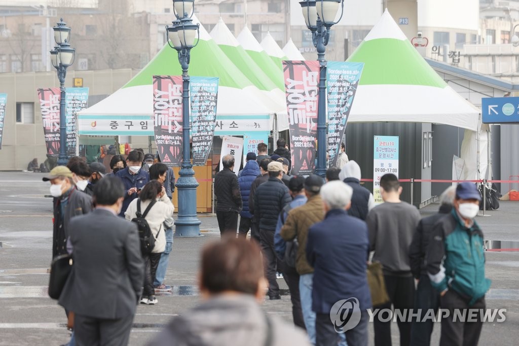 여전히 긴 선별진료소 대기 줄