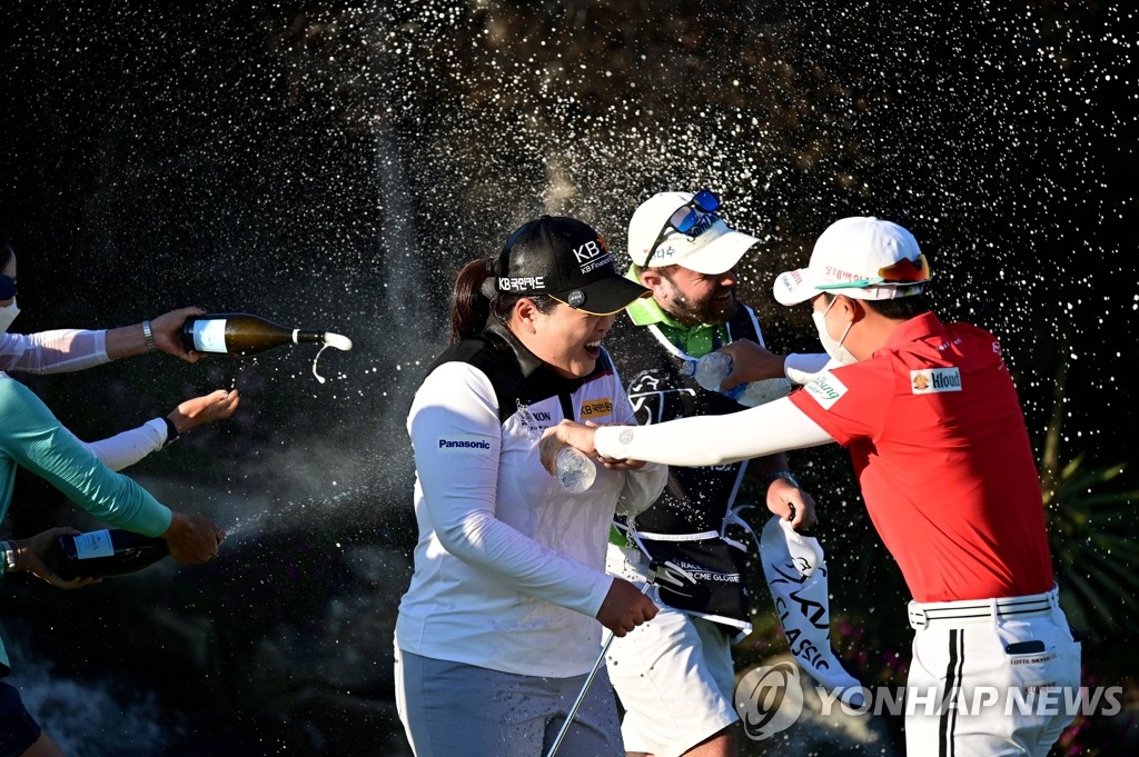 LPGA KIA 클래식 우승해 샴페인 세례받는 박인비