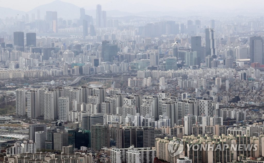 남한산성에서 바라본 서울 강남 지역 아파트 단지, 빌딩 숲 모습