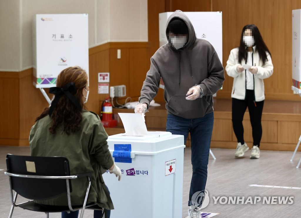 소중한 한 표 행사하는 시민들