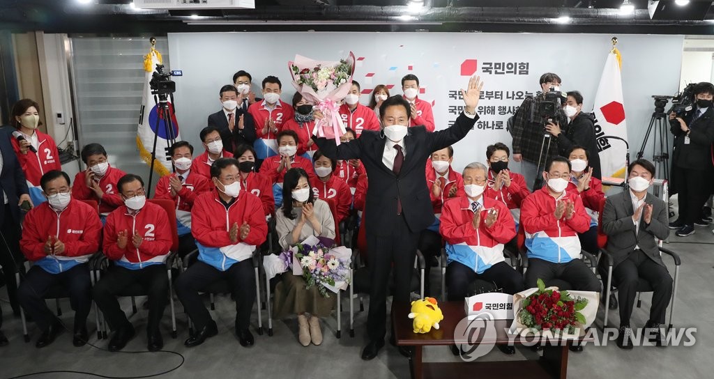 서울시장 당선에 기뻐하는 오세훈