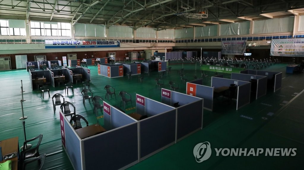 '혈전 논란' AZ 백신 접종 보류