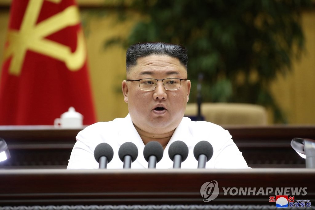 김정은 "높고낮은 당원, 예외 되는 당원 없다…간부일수록 평당원 자세로"