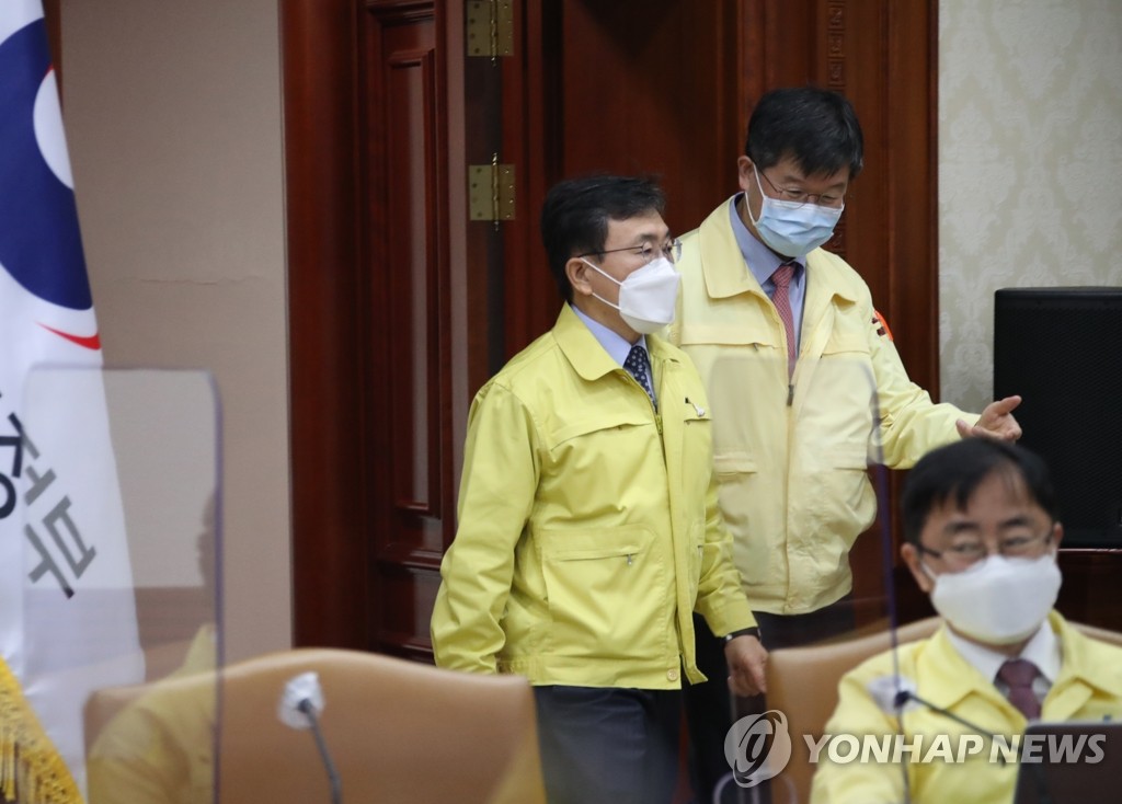 중대본 회의 참석하는 권덕철 장관