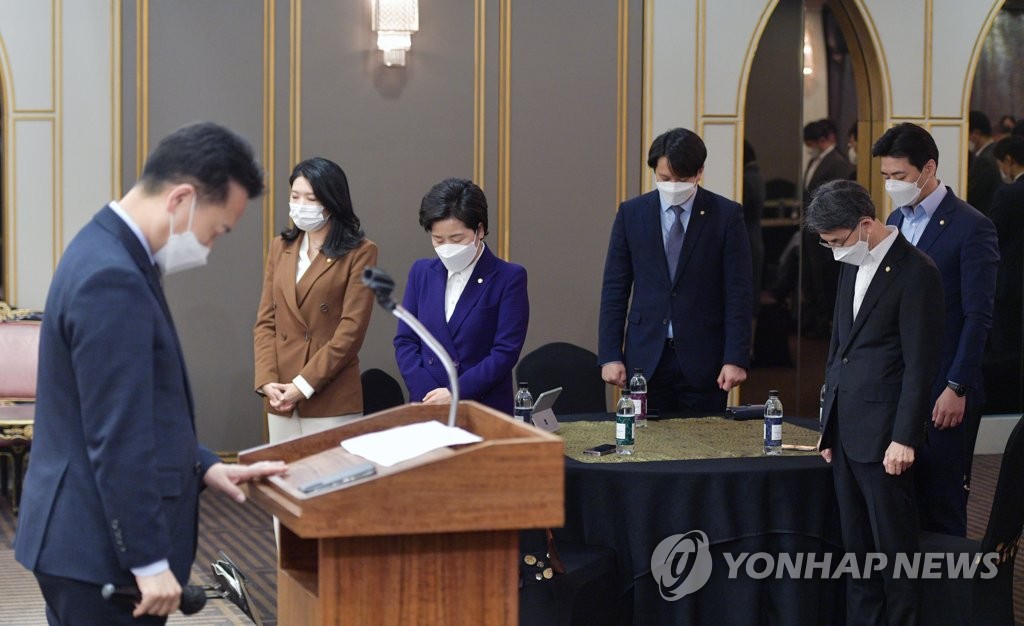 묵념하는 민주당 초선 의원들