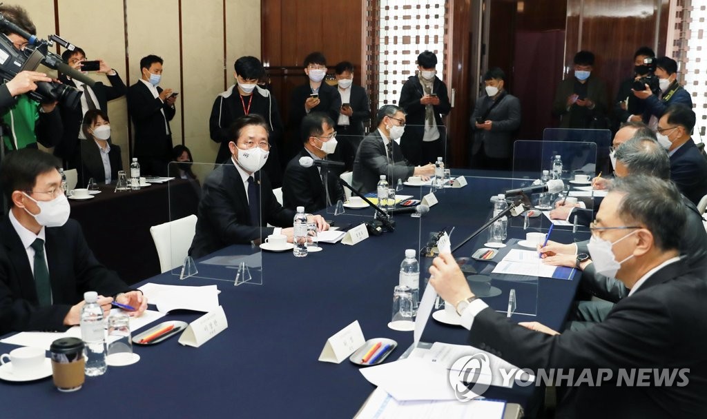 성윤모 장관, 반도체산업협회 회장단 간담회 주재