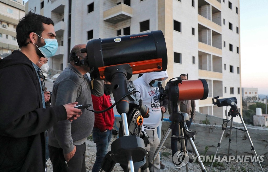 망원경으로 '라마단 초승달' 관찰하는 팔레스타인인들