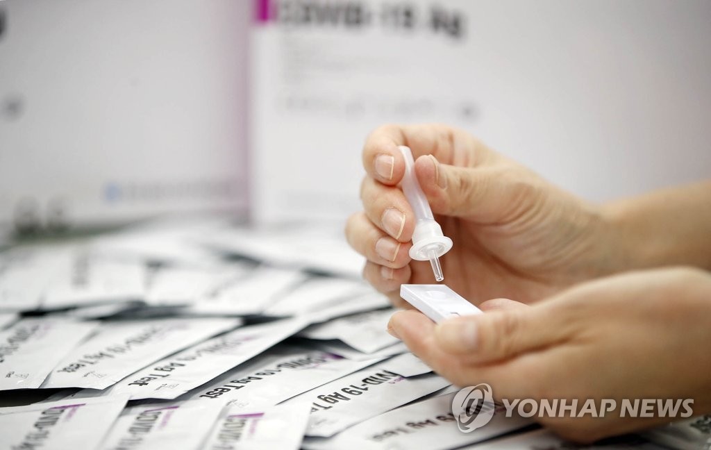 A medical staff demonstrates how to use self-testing kits for COVID-19 in a clinic in Gwangju, 330 kilometers south of Seoul, on April 14, 2021, in this photo provided by the Gwangju Northward Office. (PHOTO NOT FOR SALE) (Yonhap)