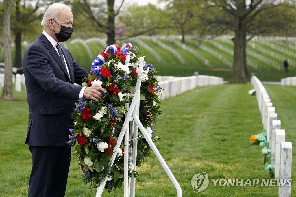 ′국립묘지 헌화′…바이든 "9·11 20주기 맞춰 아프간 미군 철수" 