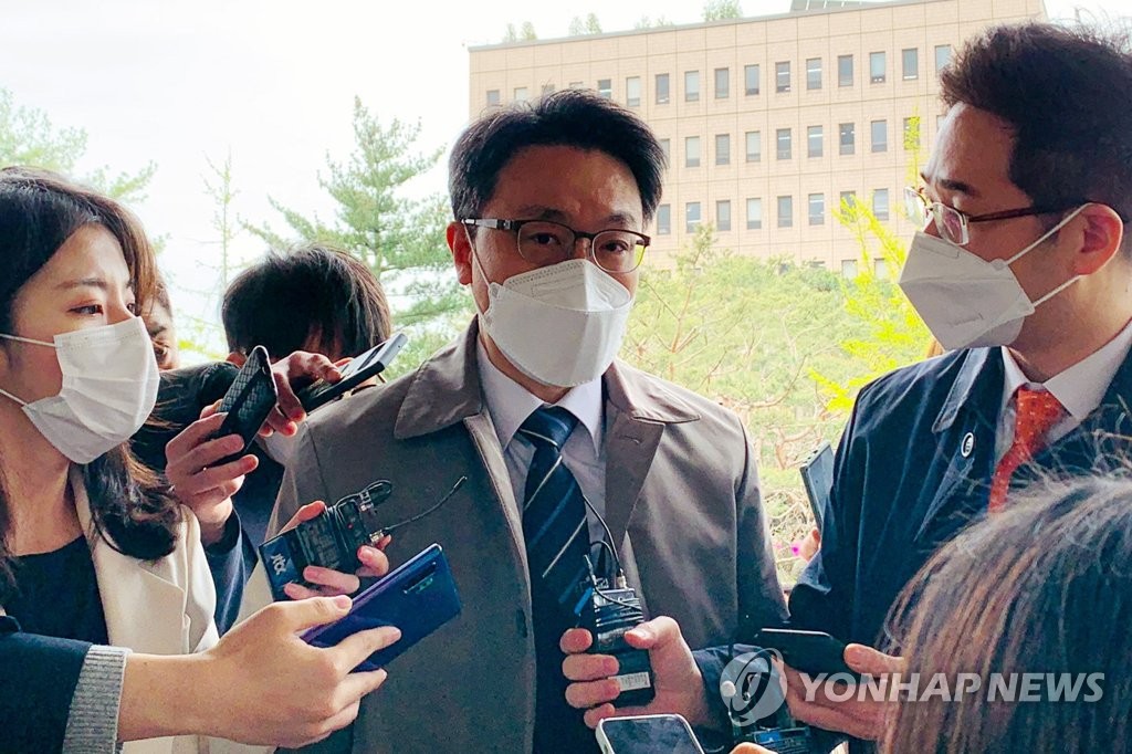 취재진 질문에 답하는 김진욱 공수처장