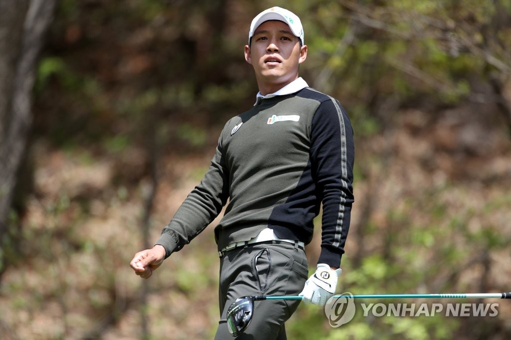 볼 방향 살피는 문도엽
