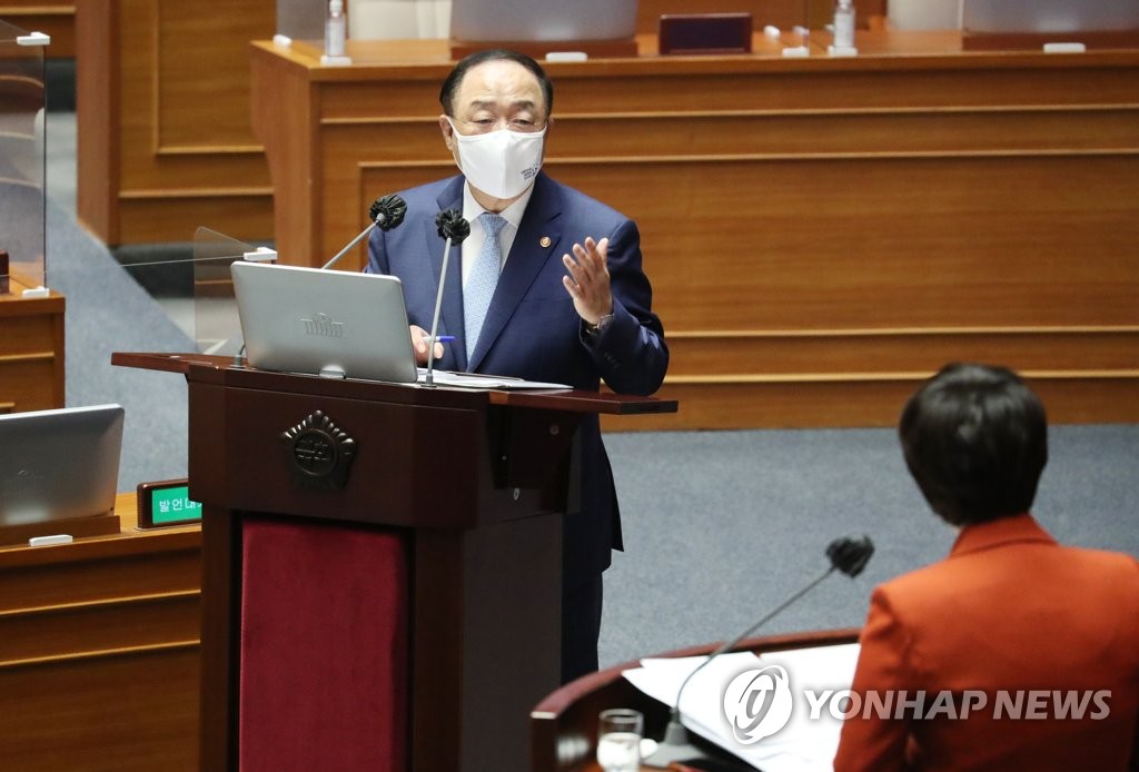 코로나19 백신 확보 여부 답변하는 홍남기 국무총리 직무대행