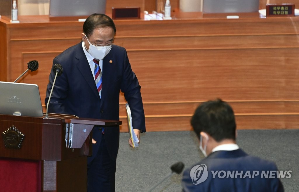 대정부질문 답변나선 홍남기 총리 대행