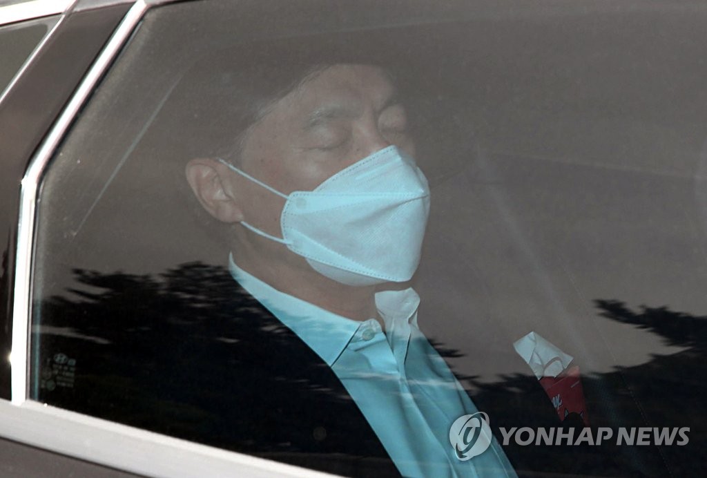 출근하는 이성윤 중앙지검장