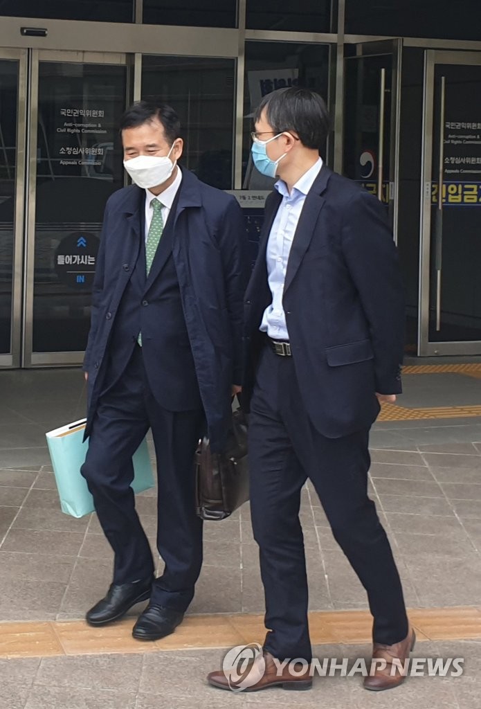 세종청사 나서는 이건리 국민권익위 부위원장