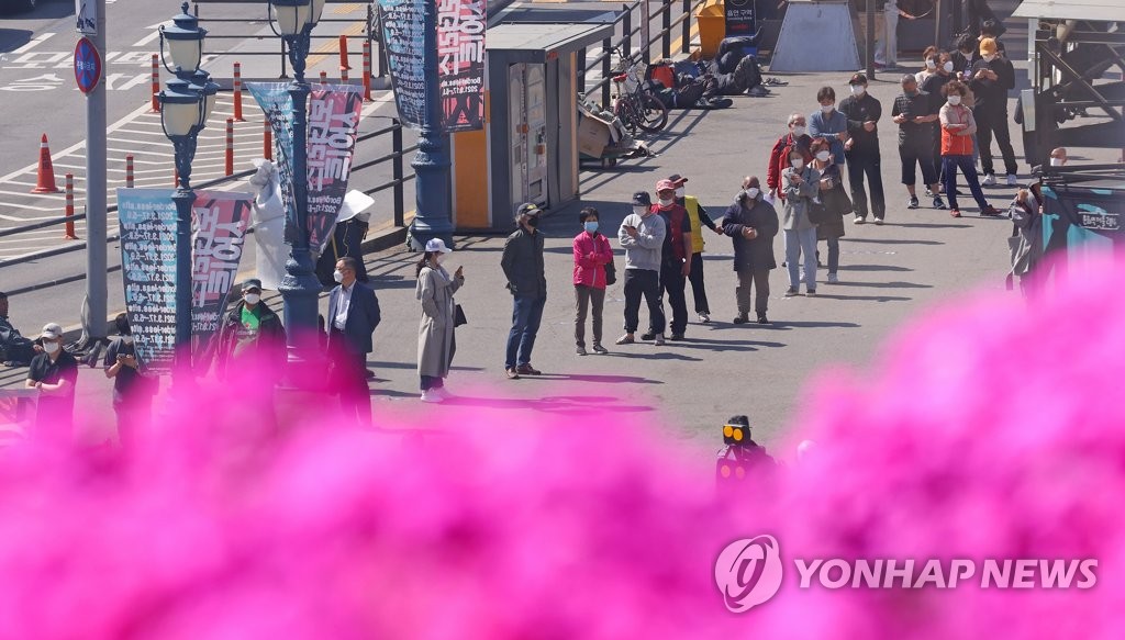 따스한 봄날, 길게 늘어선 코로나19 검사 행렬