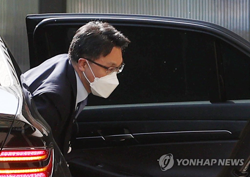출근하는 김진욱 공수처장