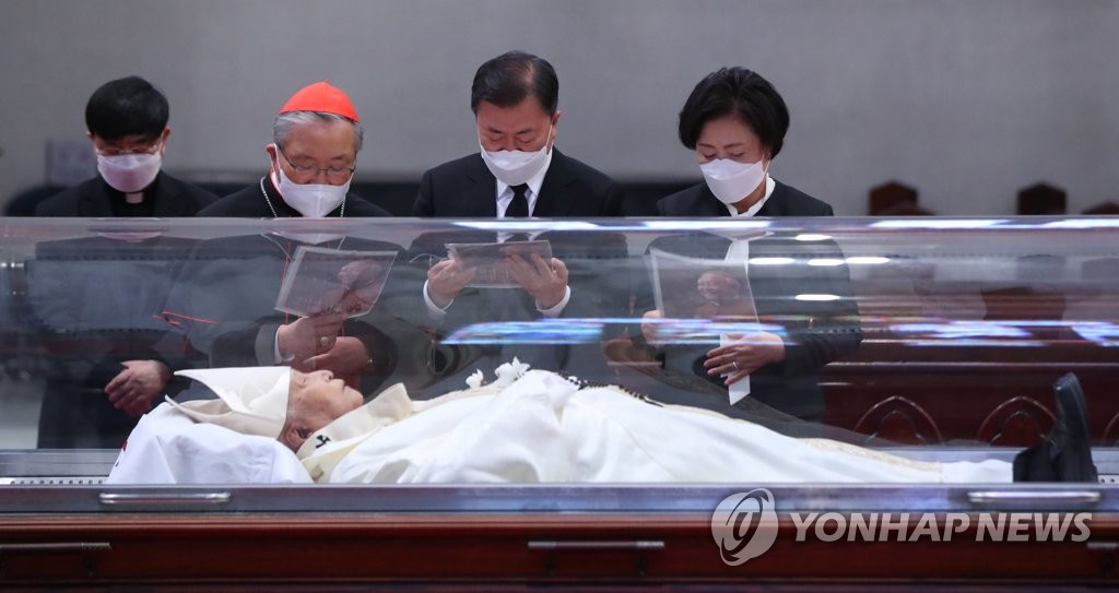 President Moon Jae-in (2nd from R) and first lady Kim Jung-sook pay their respects to the late cardinal Nicholas Cheong Jin-suk at Myeongdong Cathedral in Seoul on April 29, 2021. (Yonhap)