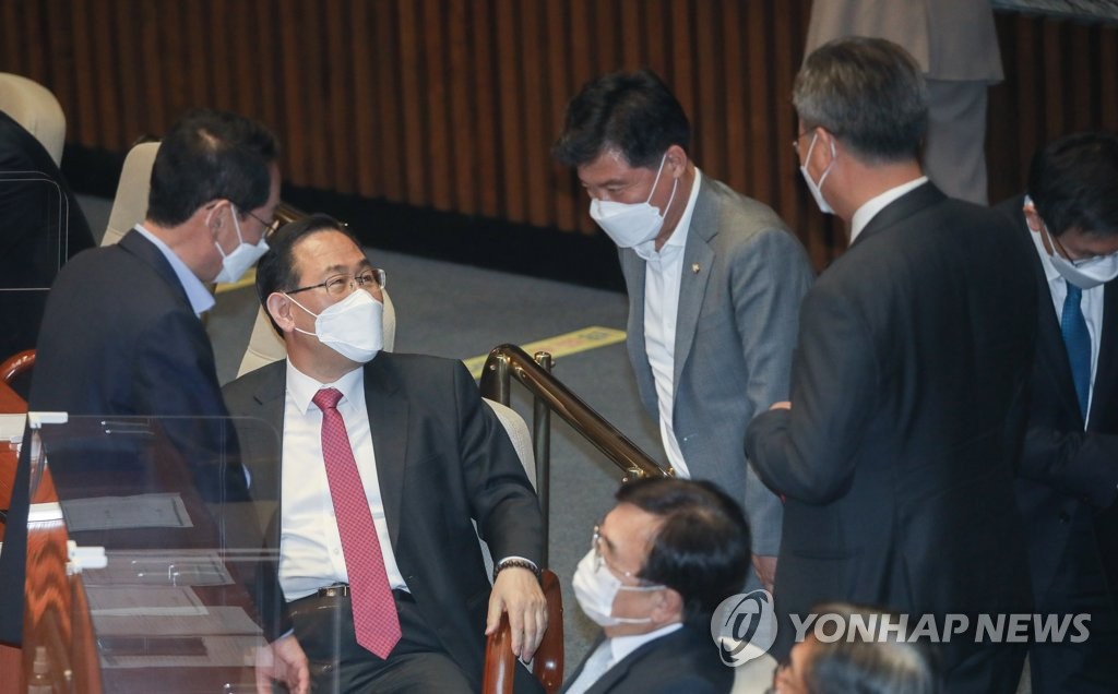 의원들과 이야기하는 주호영