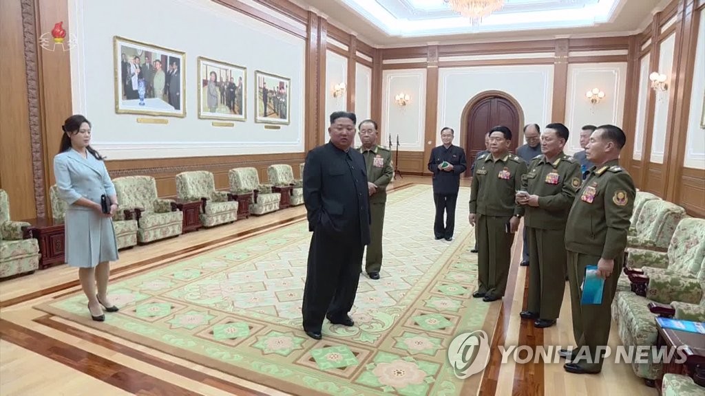 김정은, 군인가족 공연 관람후 군 간부들과 대화
