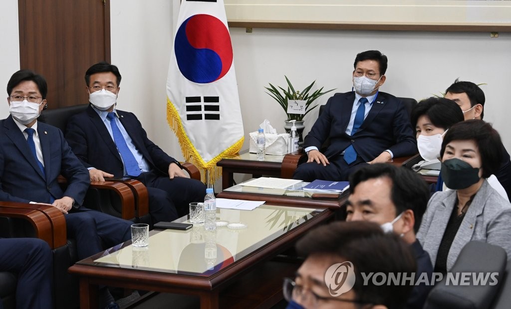 민주당 지도부, 문 대통령 취임 4주년 연설 시청