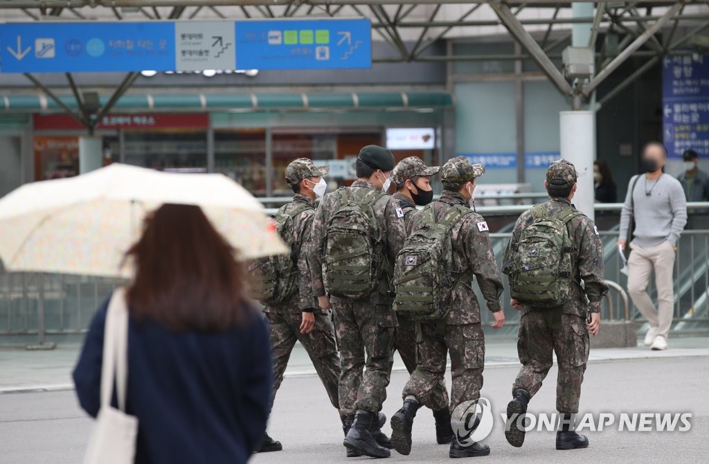 Soldiers arrive at Seoul Station on May 10, 2021. (Yonhap) 