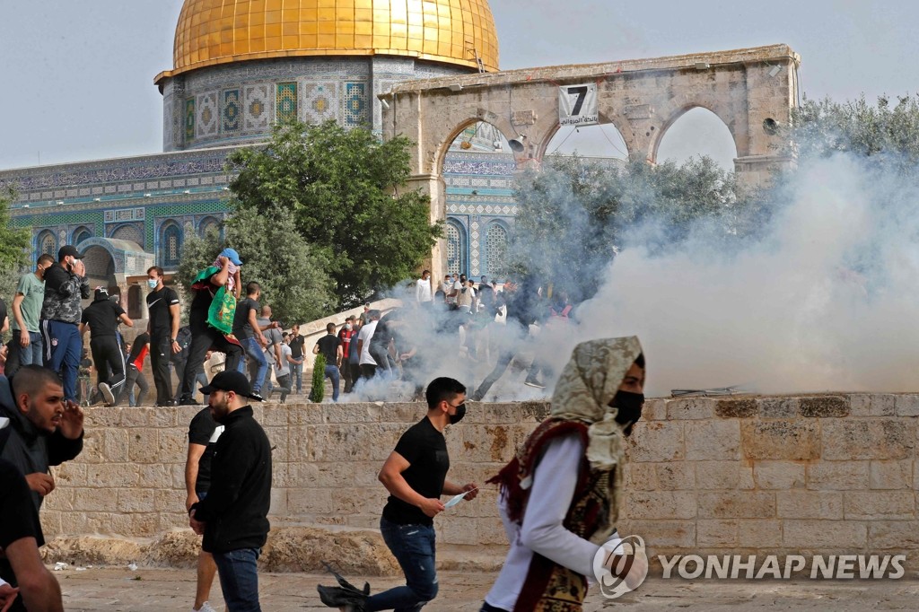'예루살렘의 날' 이스라엘 군경과 충돌하는 팔레스타인 시위대