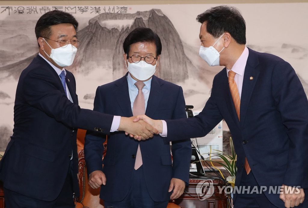 악수하는 윤호중과 김기현