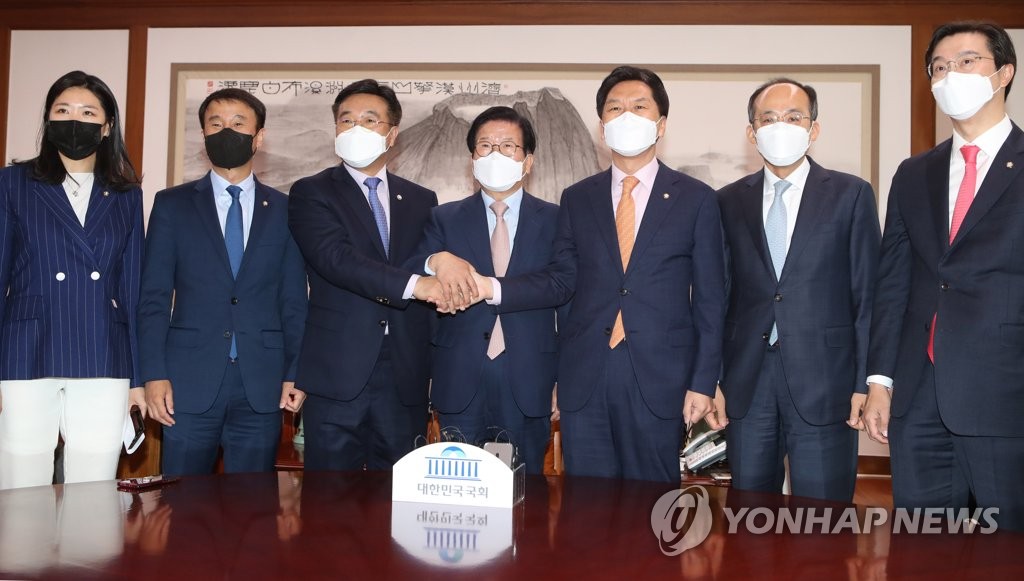 악수하는 박병석 의장과 윤호중, 김기현 원내대표