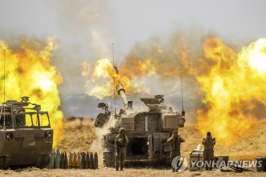 가자지구 향해 불 뿜는 이스라엘군 야포