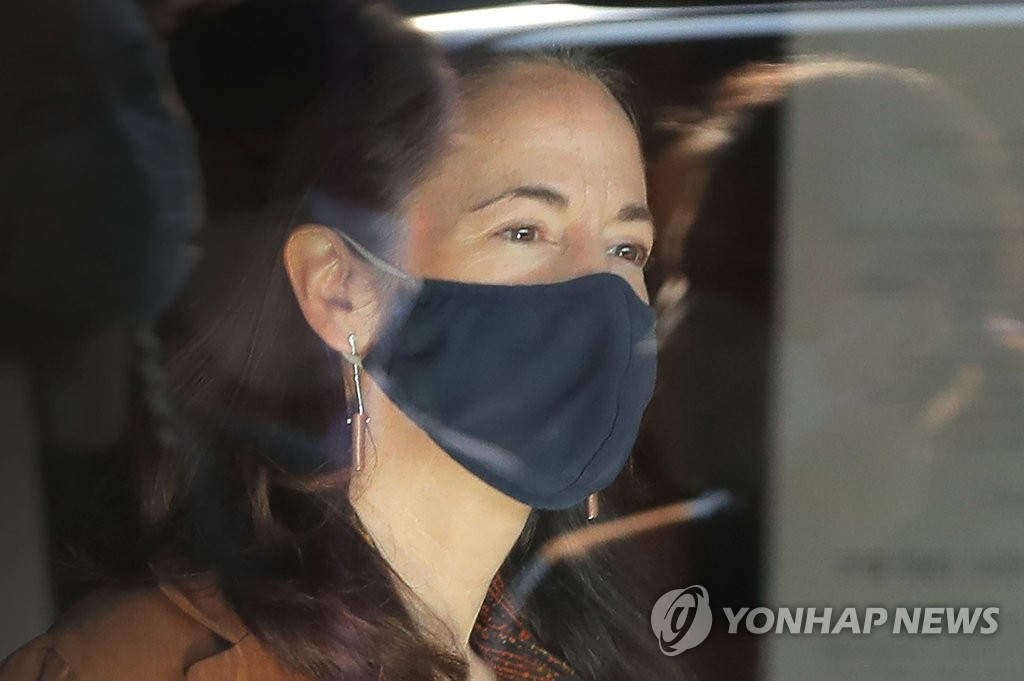 철통 경호 속 숙소 나서는 미 국가정보국장