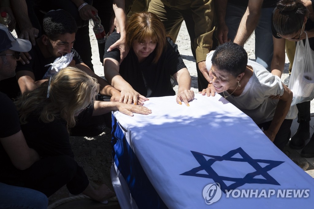 이스라엘군 첫 전사자 장례식에서 슬퍼하는 유족들