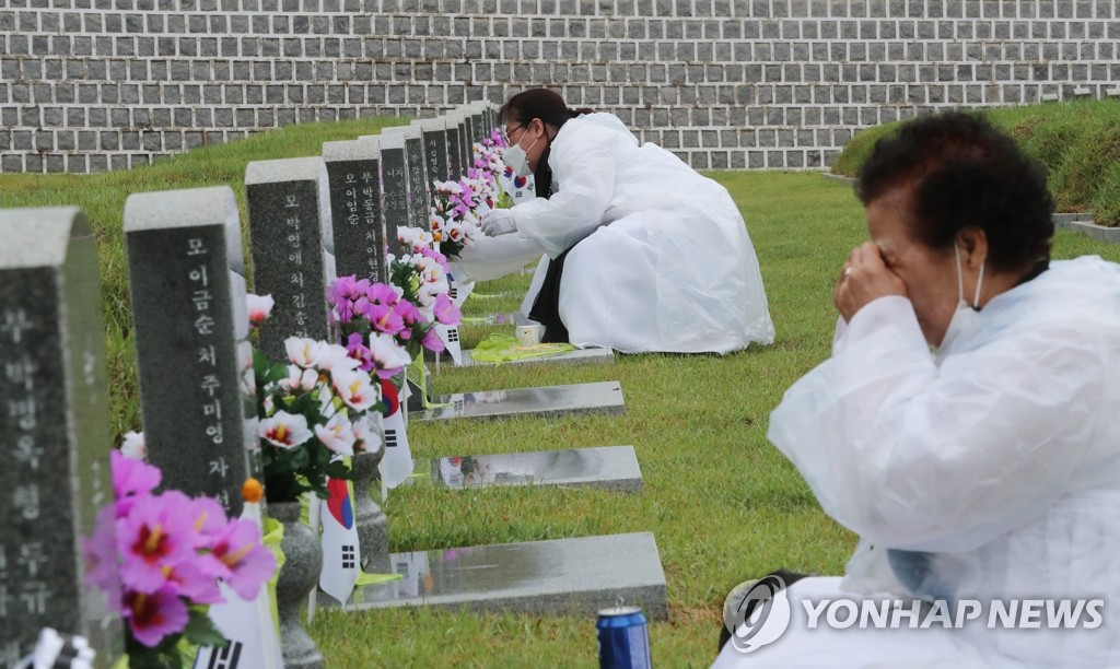 묘역 찾은 유족들