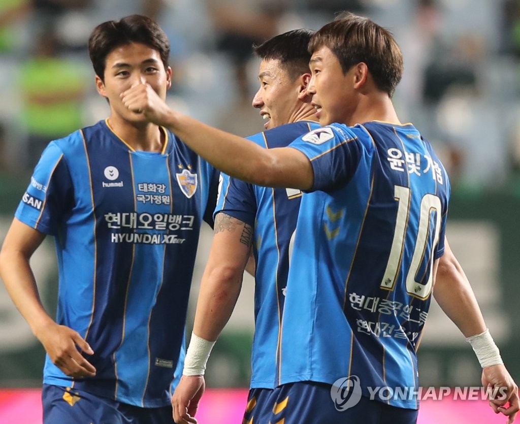 세리머니하는 윤빛가람